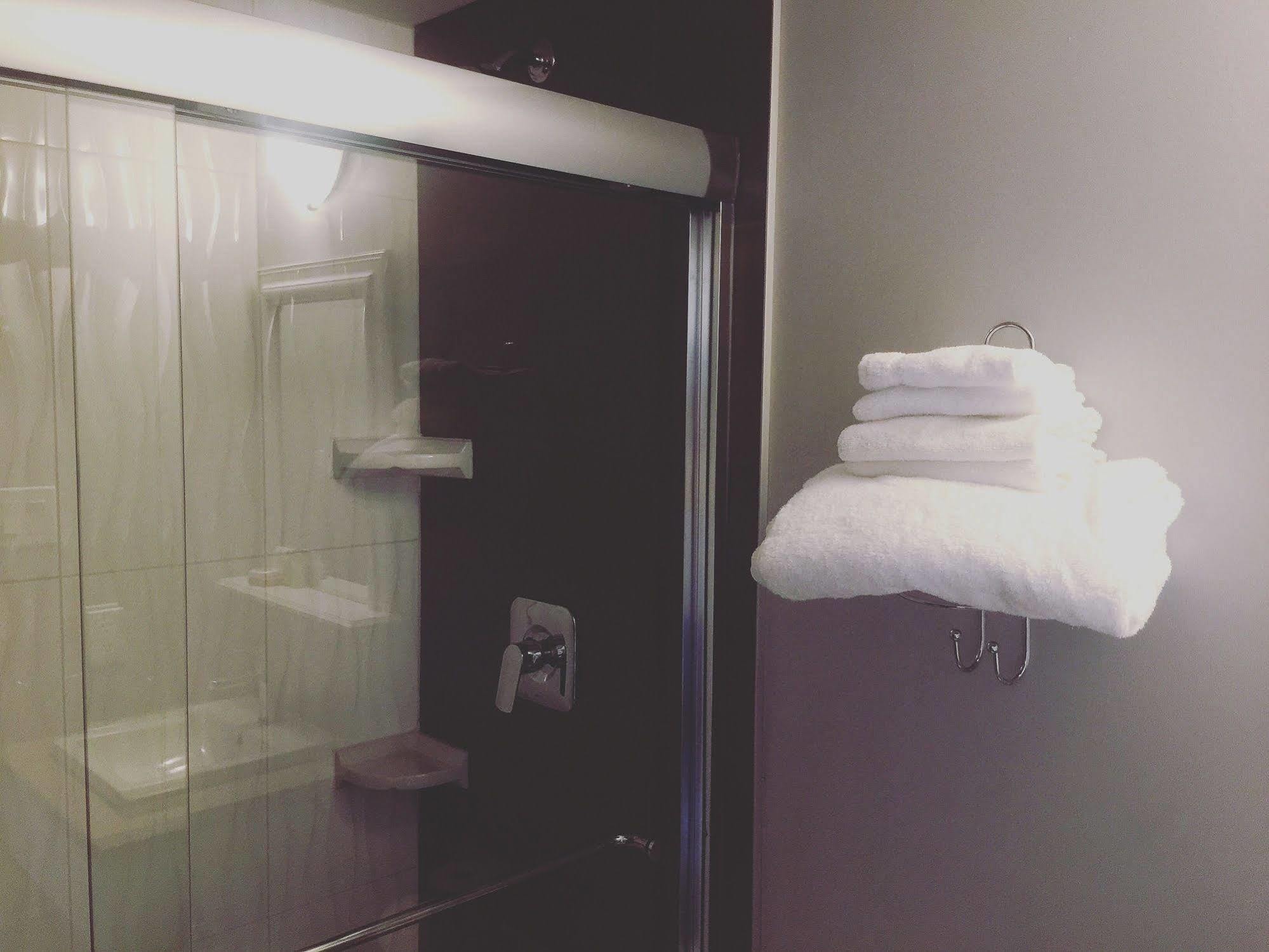 The Waterfront Suites And Marina Nanaimo Bagian luar foto