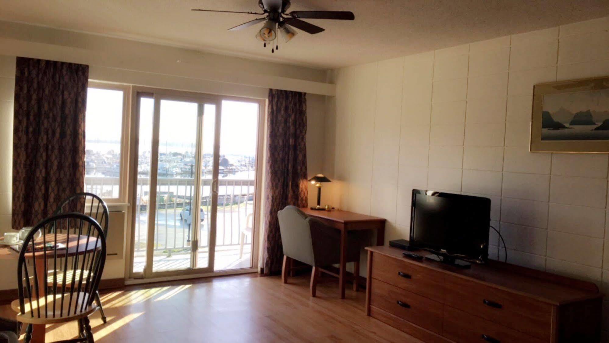 The Waterfront Suites And Marina Nanaimo Bagian luar foto